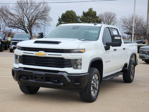 Used 2025 Chevrolet Silverado 2500 Custom image 3