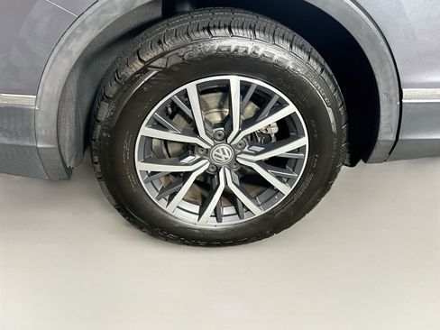 Used 2020 Volkswagen Tiguan SE w/ Panoramic Sunroof Package FWD image 11