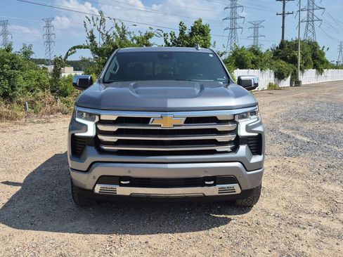 Used 2024 Chevrolet Silverado 1500 High Country w/ Z71 Off-Road Package AWD/4WD image 9