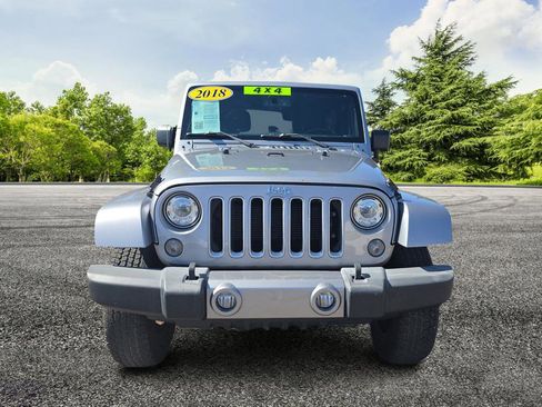Used 2018 Jeep Wrangler Unlimited Sahara w/ Connectivity Group AWD/4WD image 2