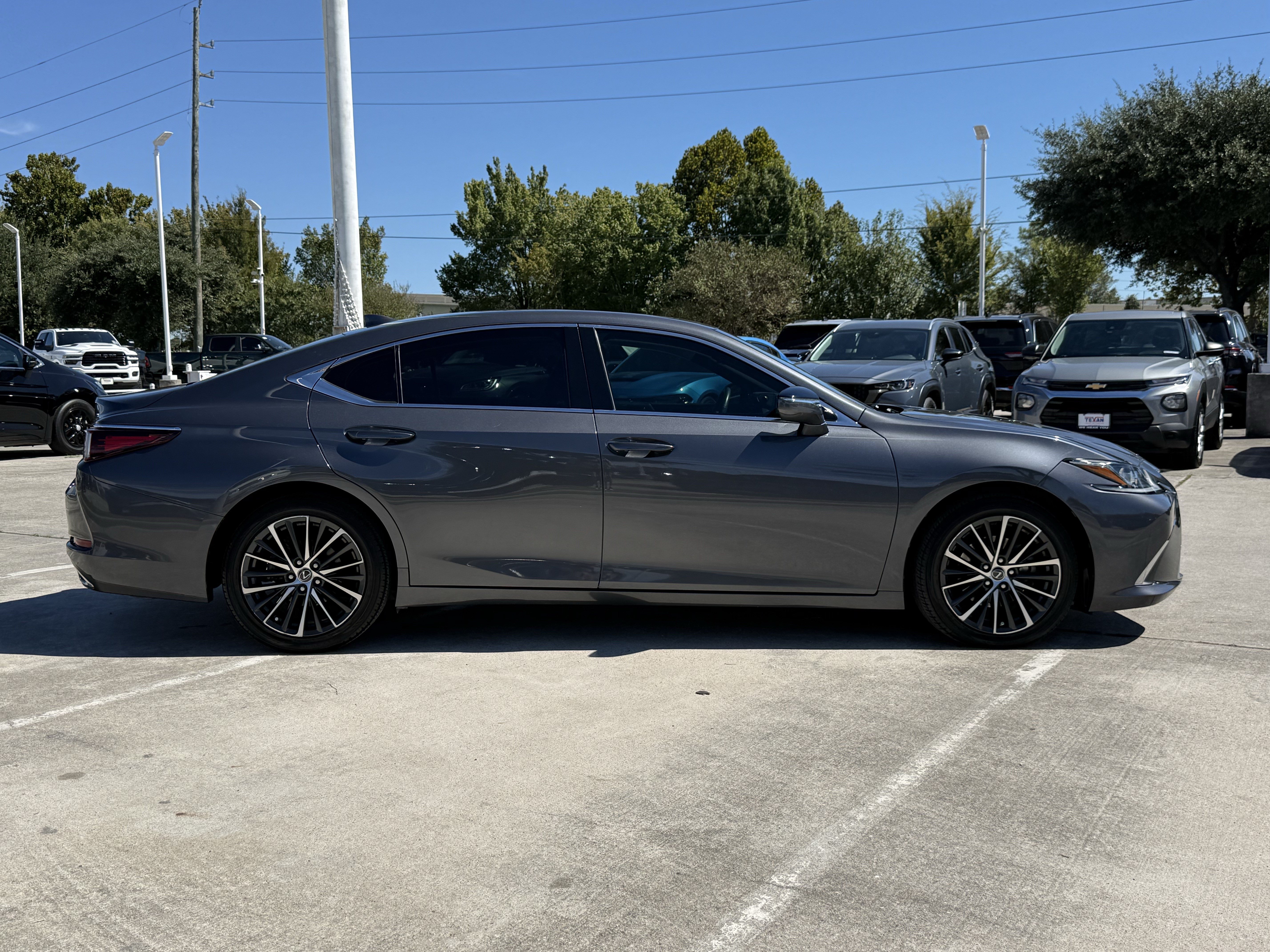 Used 2022 Lexus ES 350 w/ Premium Package FWD image 3