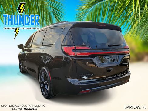 Certified 2025 Chrysler Pacifica Limited image 3