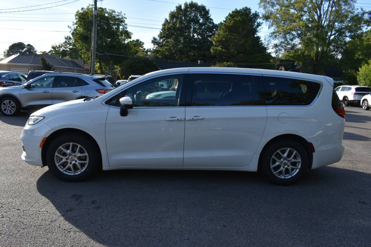 Used 2023 Chrysler Pacifica Touring FWD image 3