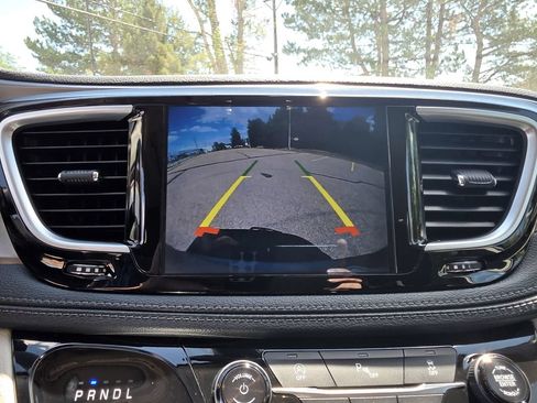 Used 2018 Chrysler Pacifica Limited FWD image 21