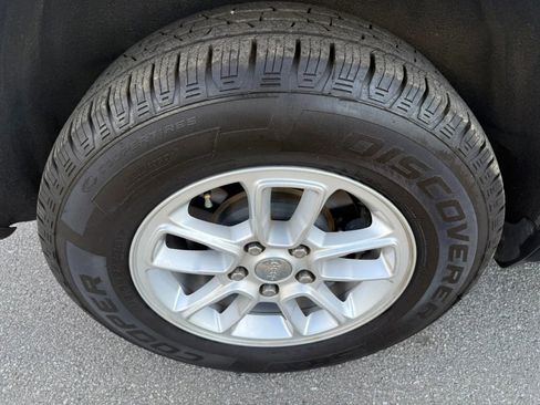 Used 2019 Jeep Grand Cherokee Laredo RWD image 36