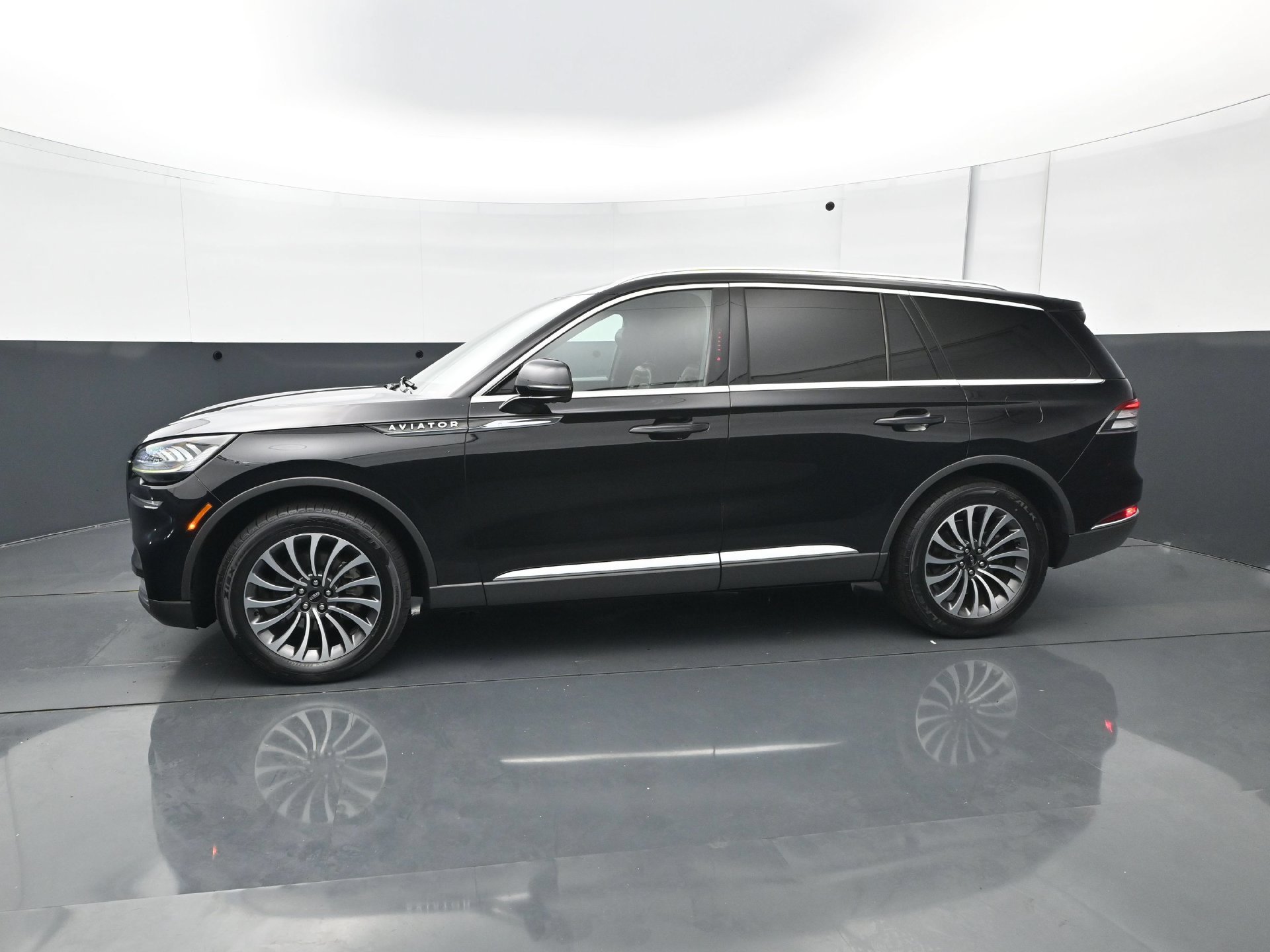 Used 2020 Lincoln Aviator Reserve w/ Class IV Trailer Tow Package AWD/4WD image 3