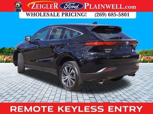 Used 2022 Toyota Venza LE image 3