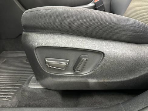 Used 2024 Toyota Highlander LE FWD image 10
