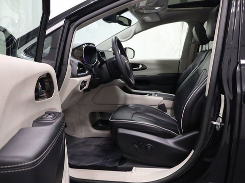 Certified 2023 Chrysler Pacifica Limited FWD image 13