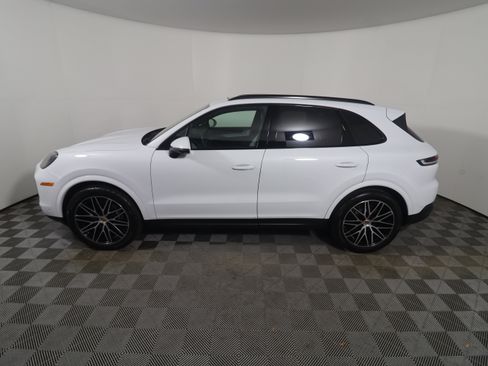 Used 2025 Porsche Cayenne image 2