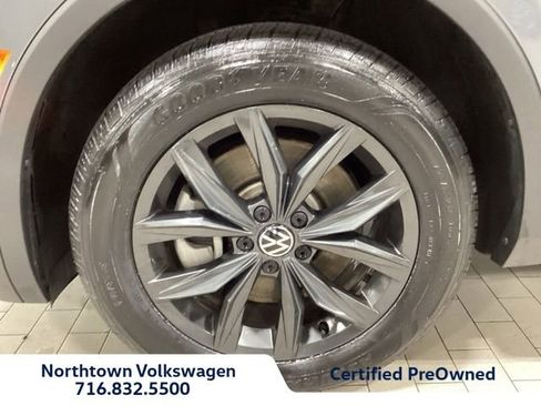 Used 2024 Volkswagen Tiguan SE w/ Panoramic Sunroof Package FWD image 3