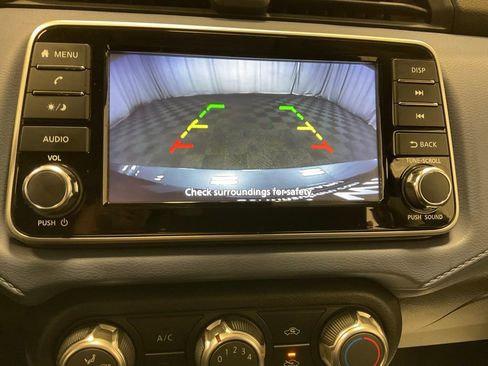 Used 2023 Nissan Versa SV image 9