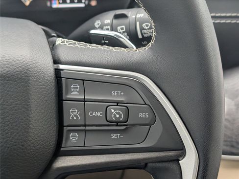 Used 2023 Jeep Grand Cherokee Limited w/ Black Appearance Package AWD/4WD image 25
