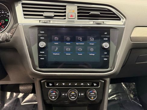 Used 2019 Volkswagen Tiguan SE w/ Panoramic Sunroof Package image 16