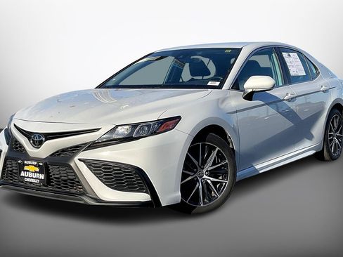 Used 2022 Toyota Camry SE image 2