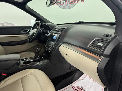 Used 2019 Ford Explorer XLT w/ Equipment Group 202A AWD/4WD image 12