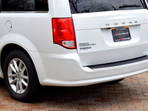 Used 2019 Dodge Grand Caravan SXT image 8