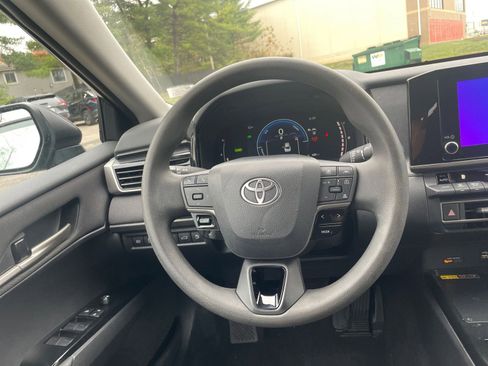 Used 2025 Toyota Camry LE image 32
