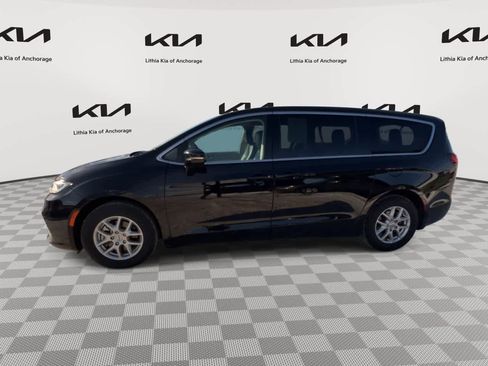 Used 2024 Chrysler Pacifica Touring-L image 5