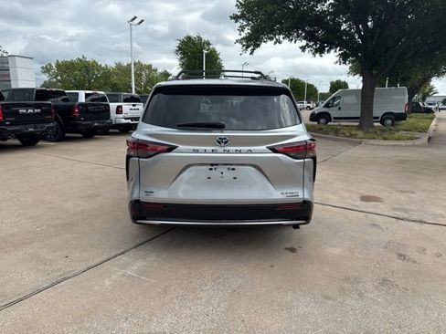 Used 2023 Toyota Sienna Platinum image 6
