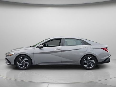 Used 2025 Hyundai Elantra Limited FWD image 3