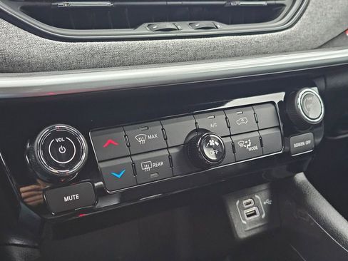 Used 2024 Jeep Compass Latitude image 24