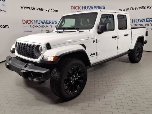 Used 2025 Jeep Gladiator Sport AWD/4WD image 1