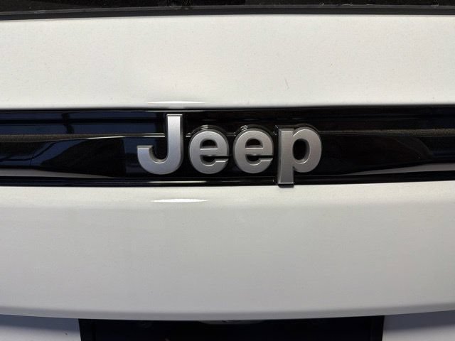 New 2026 Jeep Grand Cherokee Limited w/ Trailer Tow Package AWD/4WD image 11