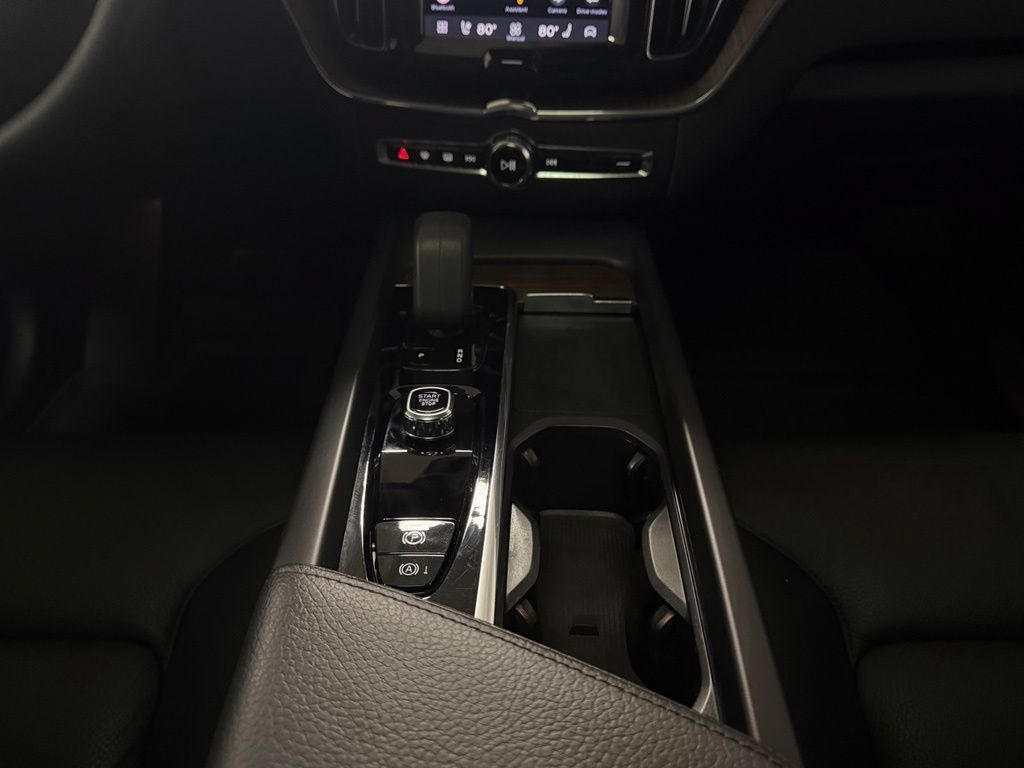 Used 2022 Volvo XC60 B5 Momentum w/ Climate Package AWD/4WD image 13
