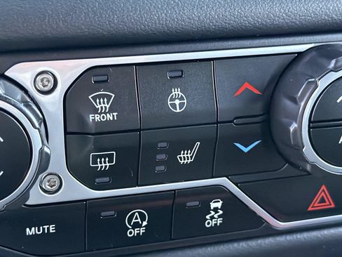Used 2025 Jeep Wrangler Unlimited Sahara AWD/4WD image 28