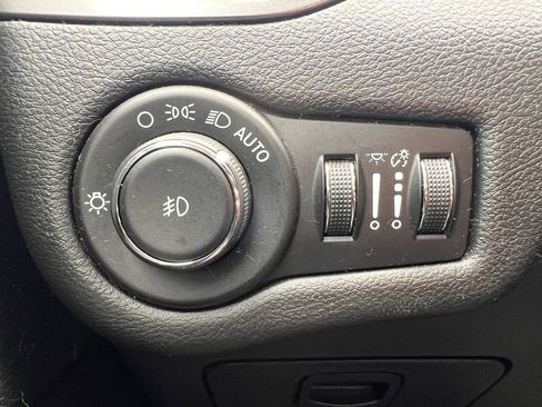 Used 2021 Jeep Cherokee Latitude Plus w/ Sun & Sound Group AWD/4WD image 25
