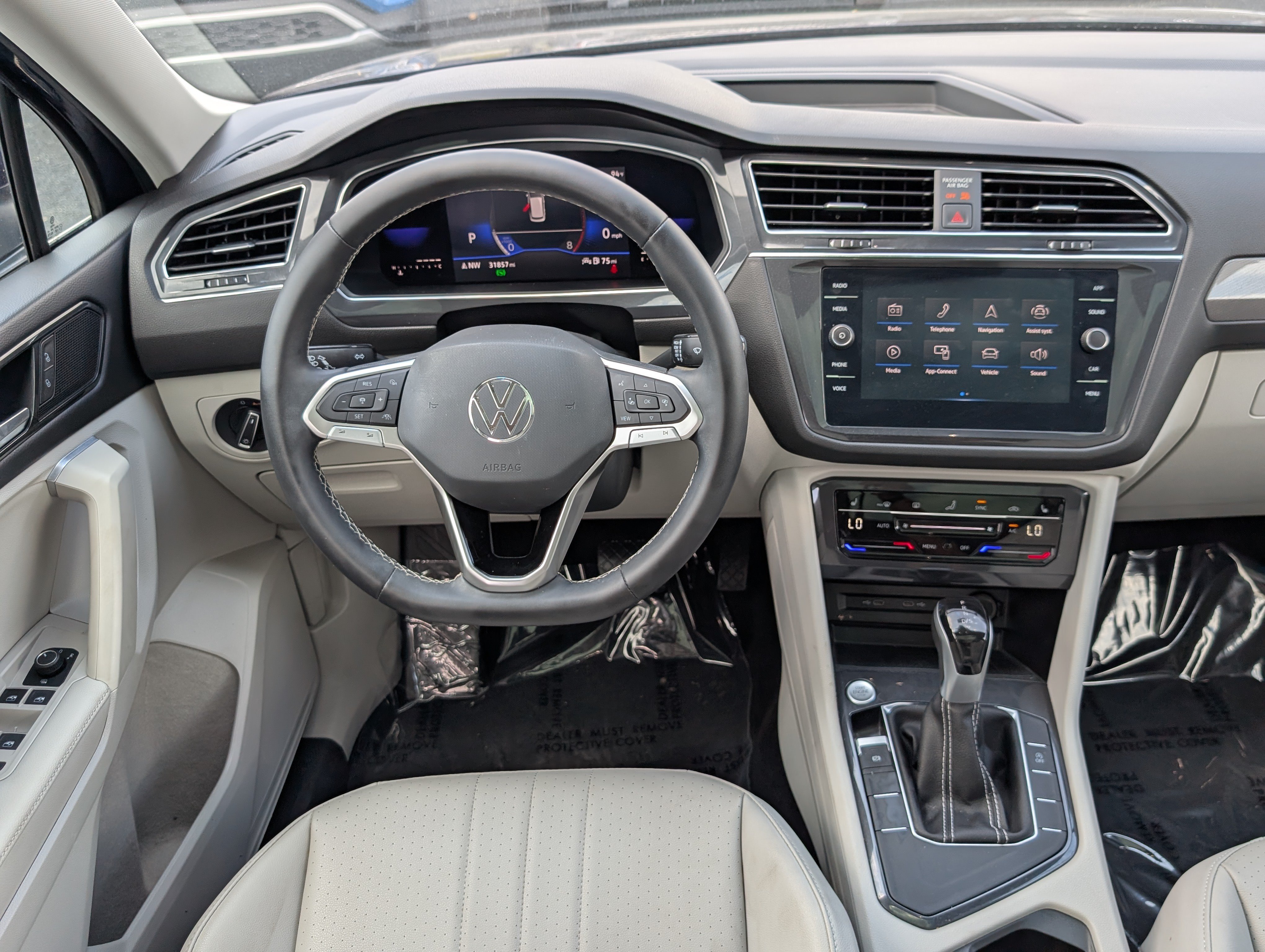 Used 2023 Volkswagen Tiguan SE w/ Panoramic Sunroof Package FWD image 17