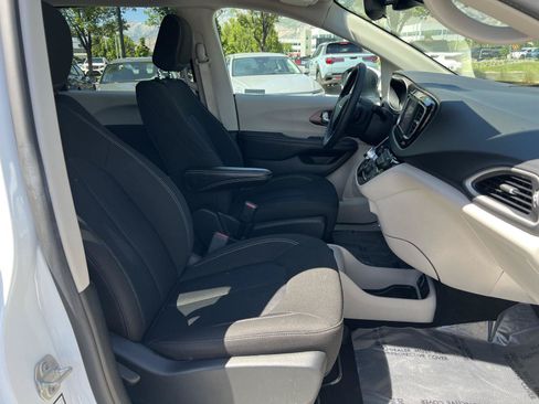 Used 2023 Chrysler Voyager LX FWD image 17