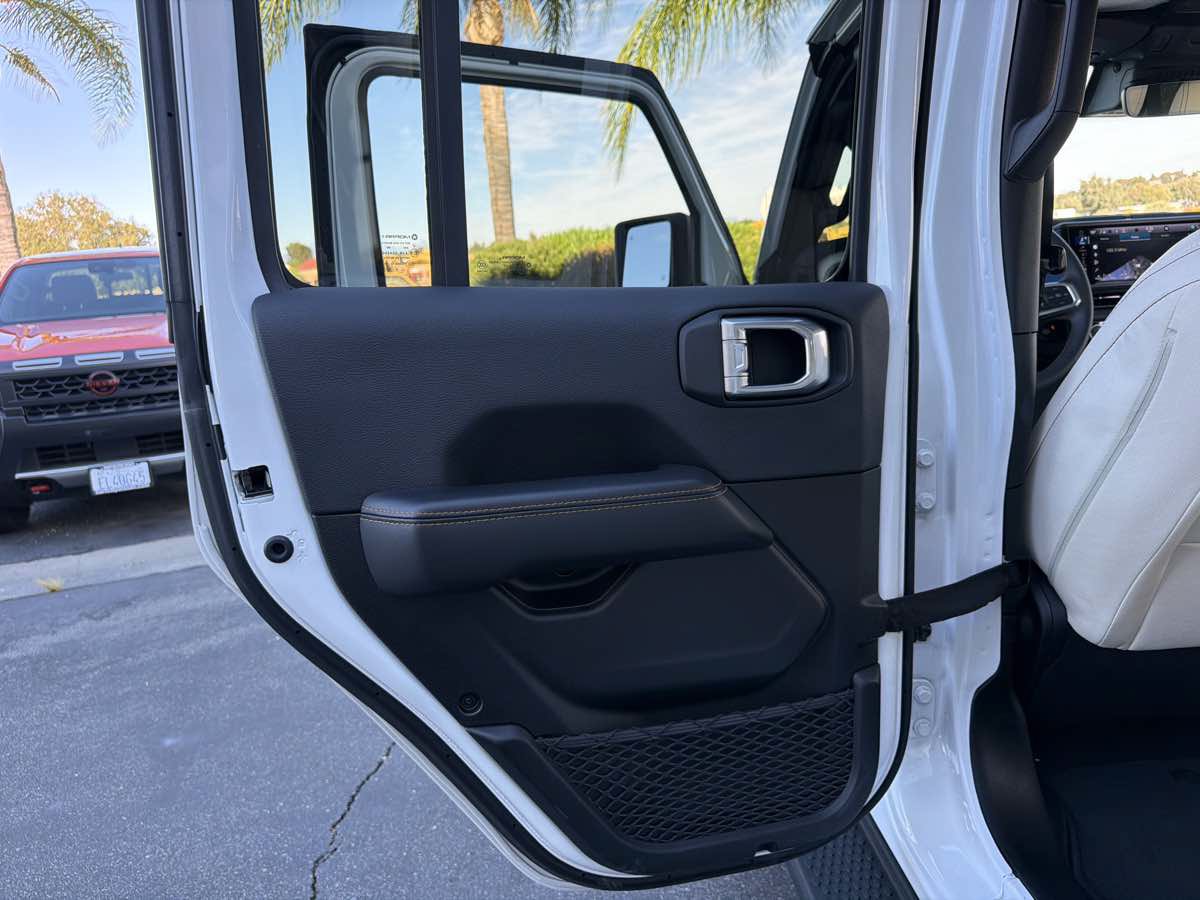 Used 2024 Jeep Wrangler Unlimited Sahara w/ Technology Group AWD/4WD image 33
