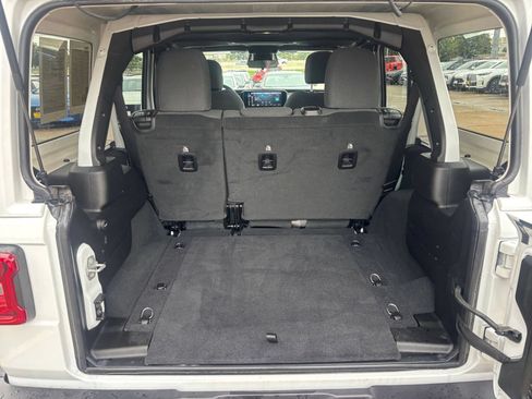 Used 2025 Jeep Wrangler Unlimited Sahara AWD/4WD image 30