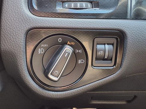 Used 2017 Volkswagen GTI SE image 24