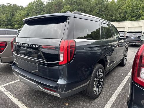 Used 2025 Ford Expedition Platinum w/ Driver's Package AWD/4WD image 17