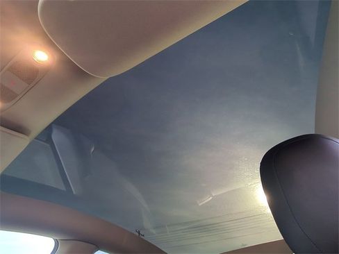 Used 2022 Tesla Model Y Long Range image 28