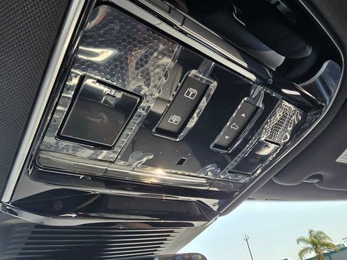 New 2025 Land Rover Range Rover SE AWD/4WD image 33