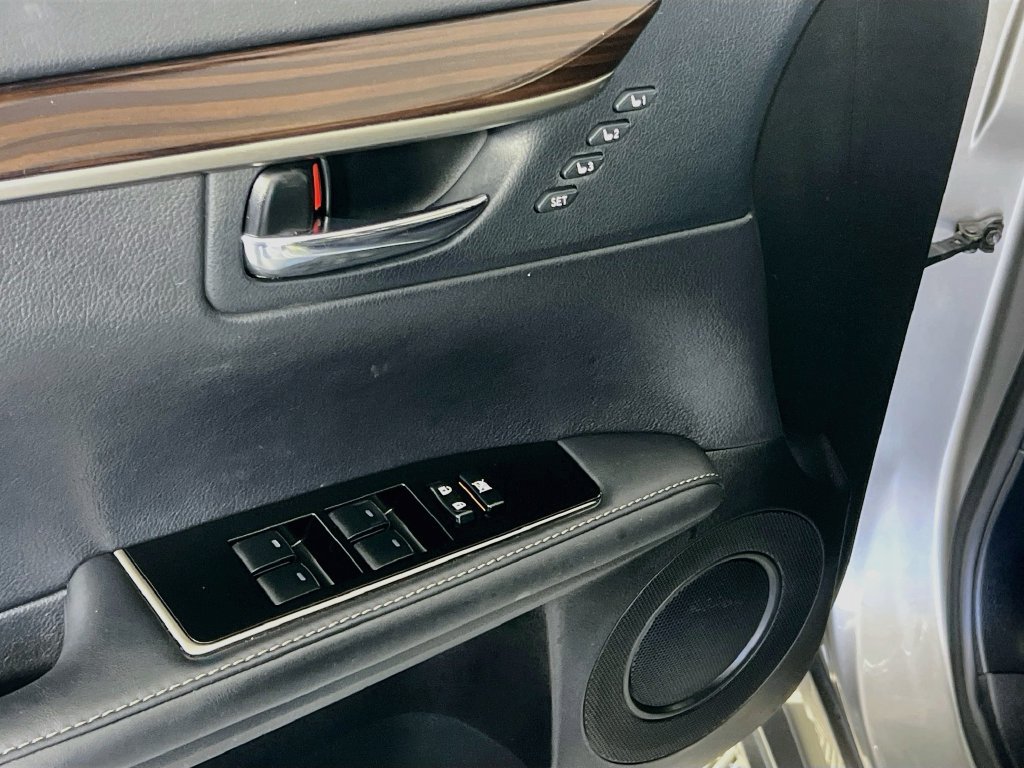 Used 2016 Lexus ES 300h w/ Luxury Package w/Wood Trim FWD image 18