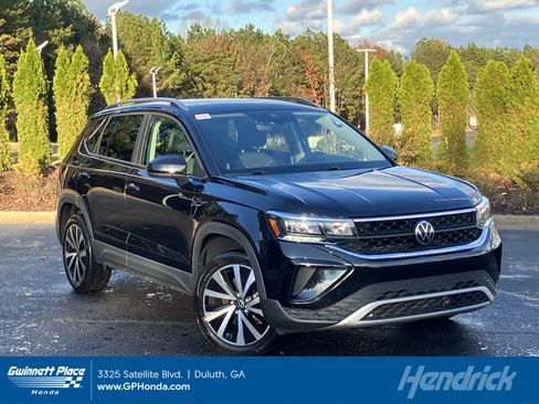 Used 2024 Volkswagen Taos SE image 1