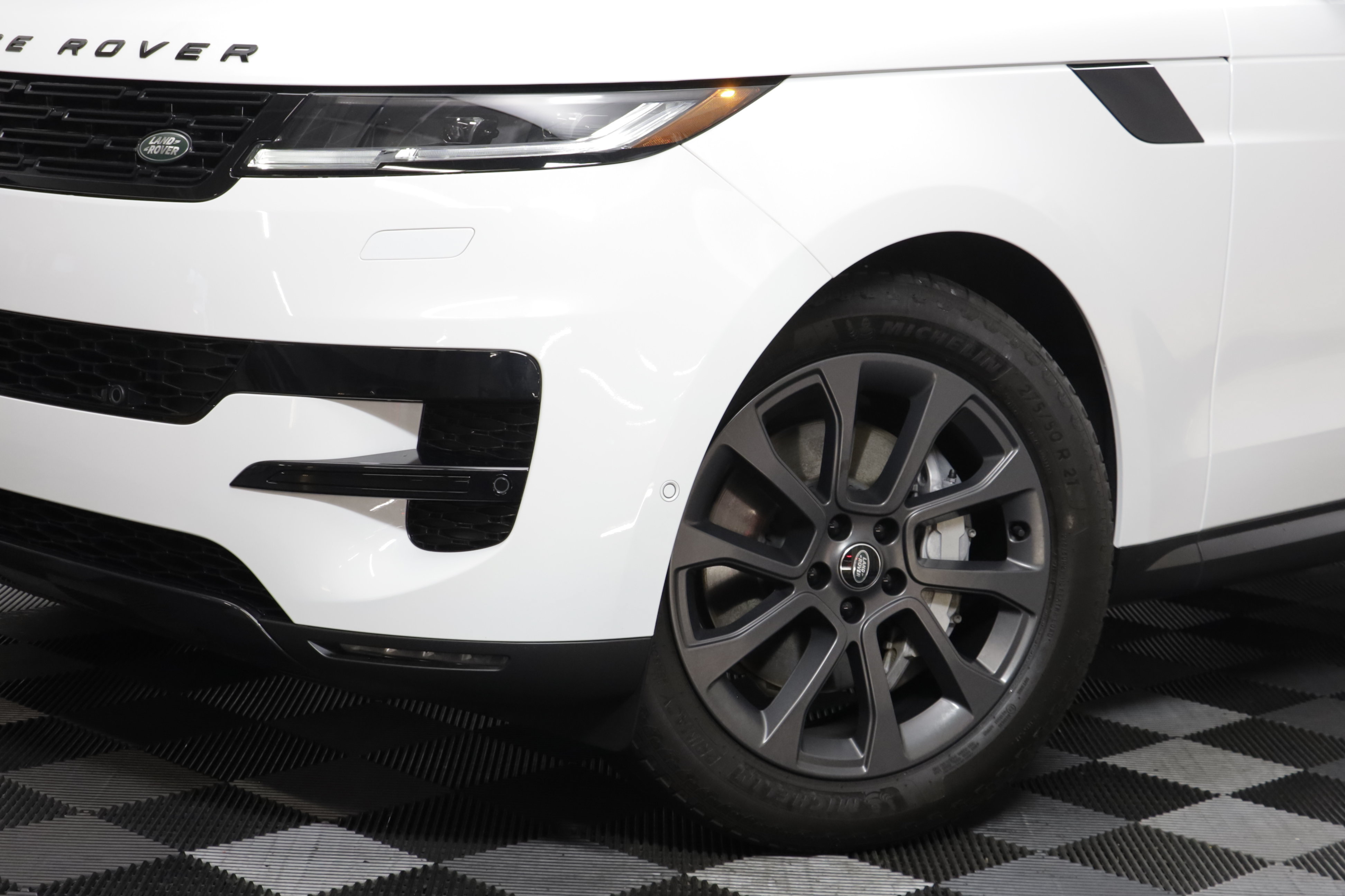 Used 2024 Land Rover Range Rover Sport SE AWD/4WD image 3