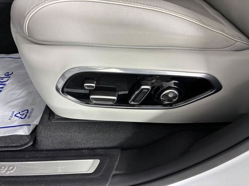 Used 2023 Jeep Grand Cherokee Overland w/ Luxury Tech Group IV AWD/4WD image 50