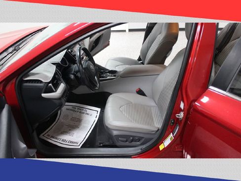 Used 2020 Toyota Camry SE image 11