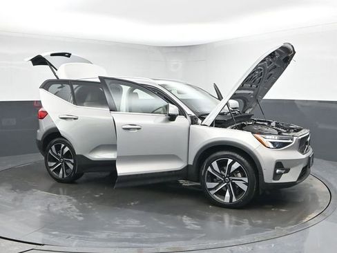 Used 2023 Volvo XC40 B5 Plus w/ Climate Package image 44
