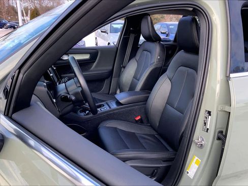 Used 2025 Volvo XC40 B5 Core w/ Protection Package Premier image 8