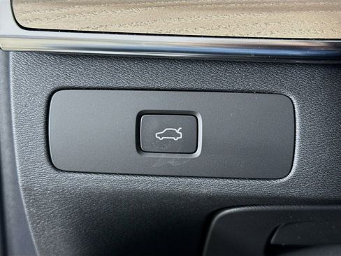 New 2026 Volvo XC90 B5 Core w/ Protection Package Premier image 10