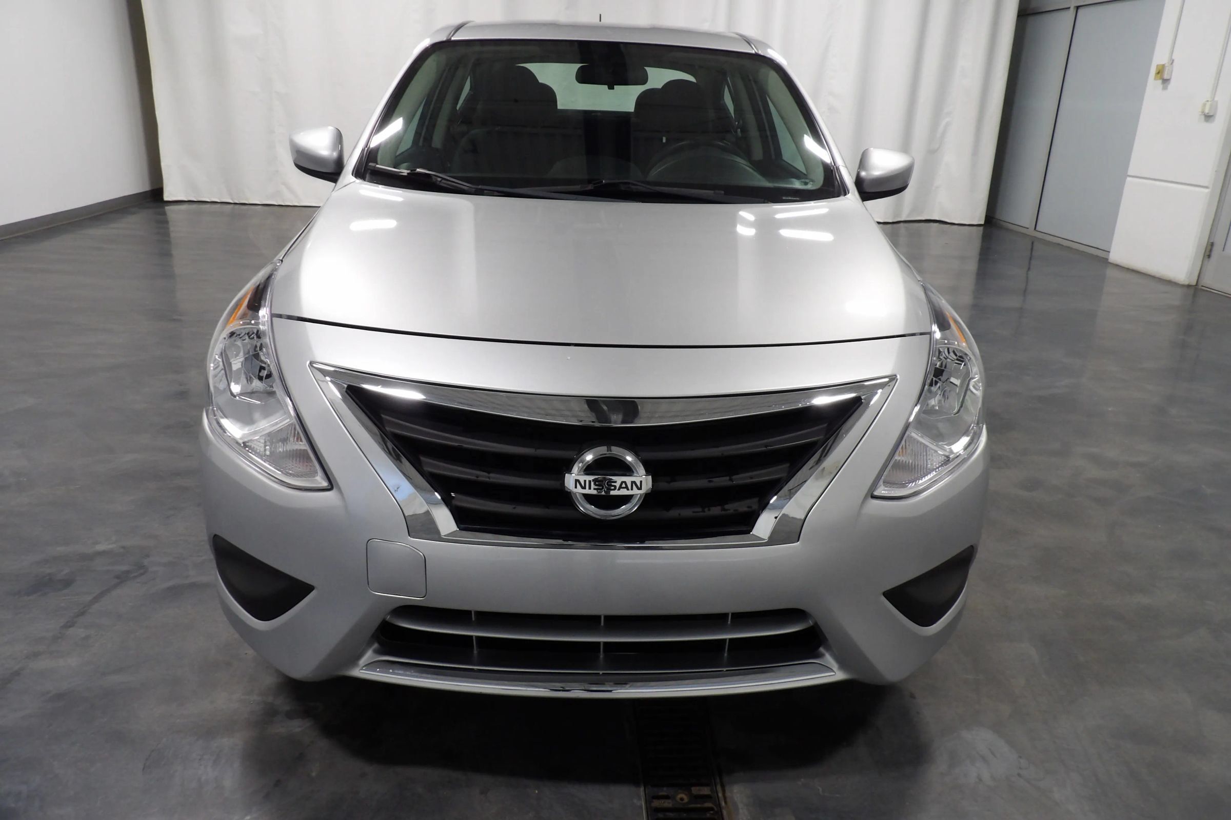 Used 2019 Nissan Versa SV FWD image 2