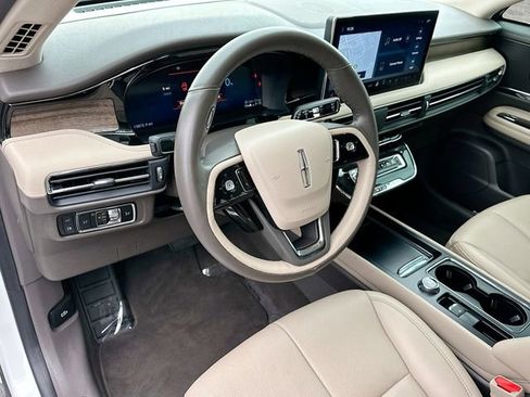 Used 2024 Lincoln Corsair Grand Touring image 9