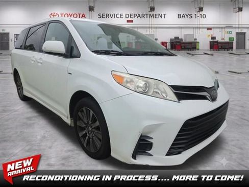Used 2018 Toyota Sienna LE AWD/4WD image 1